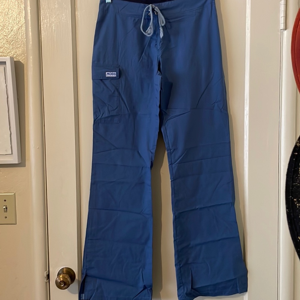 Scrub pants. Perfect for healthcare worker. 1 cargo pocket. Good used condition.